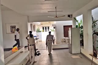 அமைச்சர் கே‌.என்.நேரு இல்லத்தில் சோதனை நடந்த போது பாதுகாப்பில் ஈடுபட்ட காவல்துறையினர்