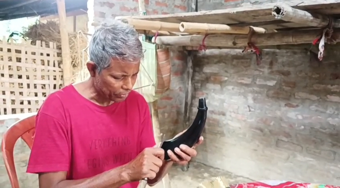 Majuli artist Molan Das bussy for preparing Pepa