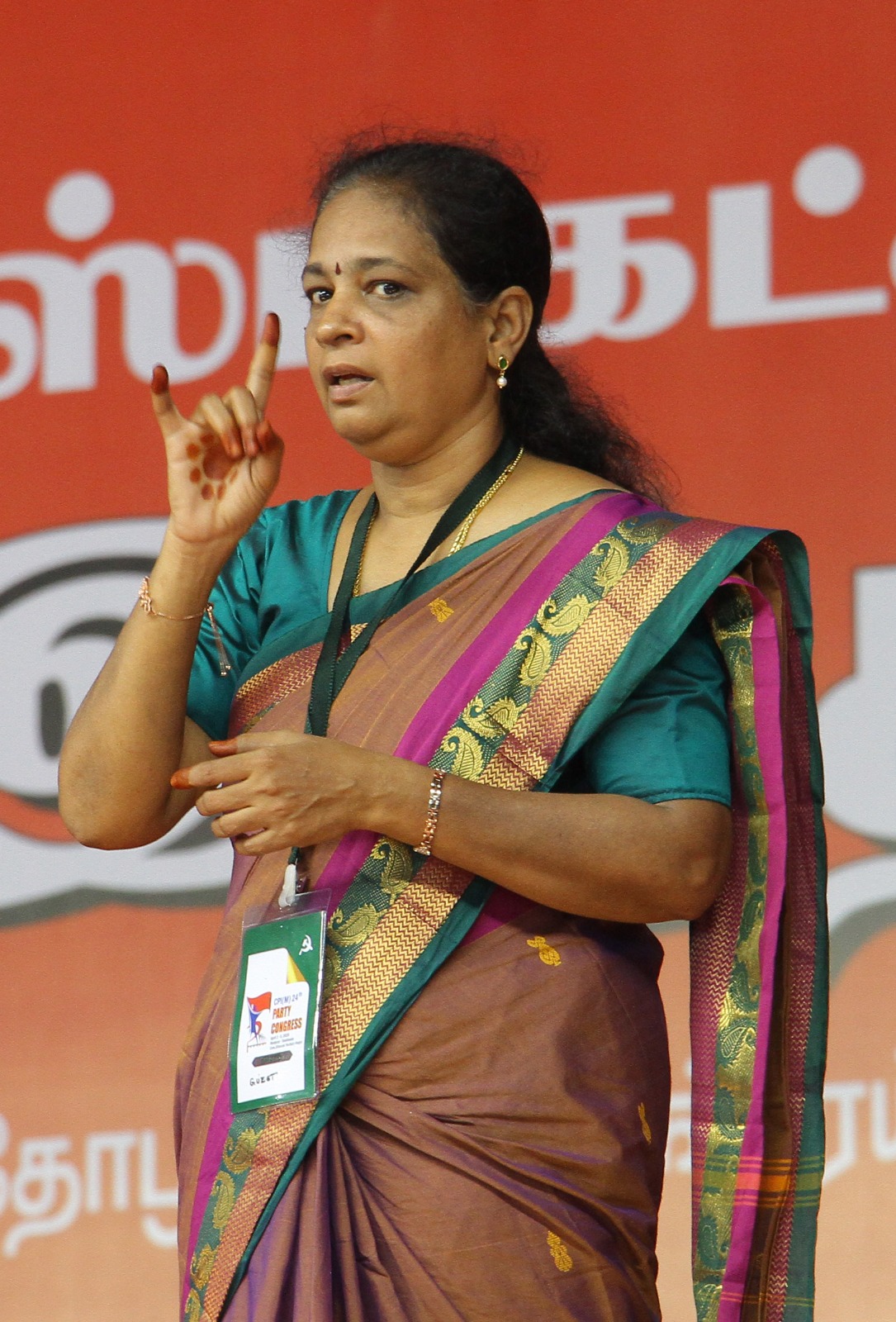 சைகை மொழியில் மொழிபெயர்ப்பு செய்த ஆசிரியர் மகாலட்சுமி