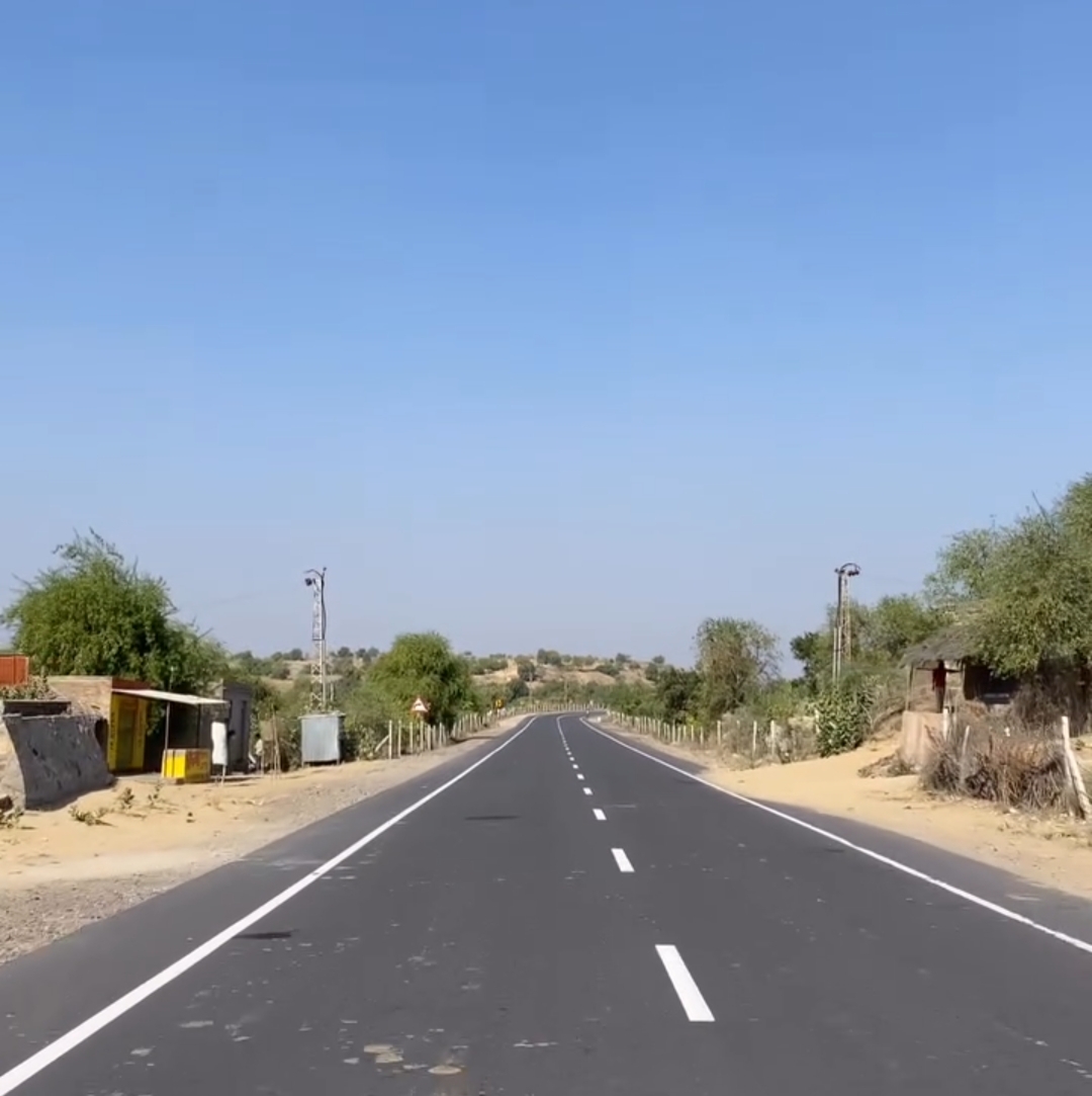 सूनी पड़ी सड़क