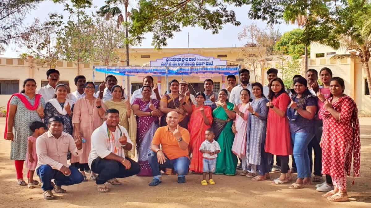 LOK SABHA ELECTION  VOTED 38 PEOPLE  FAMILY SELFIE AFTER VOTING  DAVANAGERE
