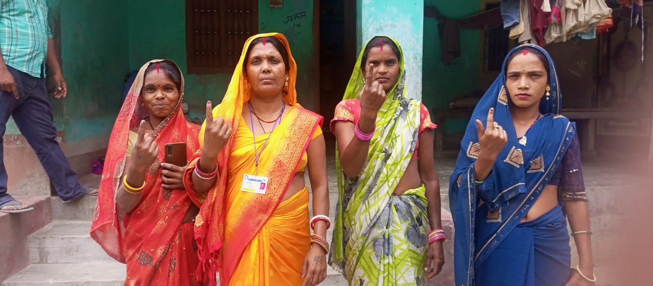 बिहार के सुपौल में महिला मतदाताओं ने मतदान में भाग लिया.