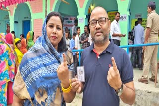 दुबई से वोट करने पहुंचे व्यवसायी पंकज वर्मा व उनकी पत्नी