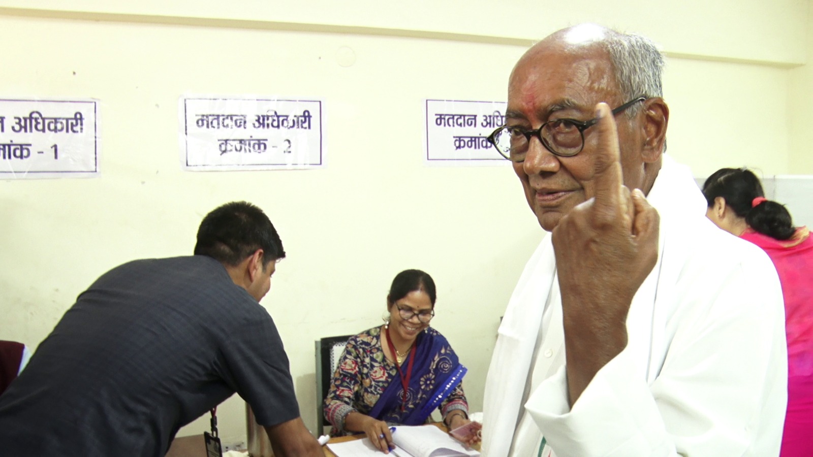 DIGVIJAY SINGH ANGRY DURING VOTING