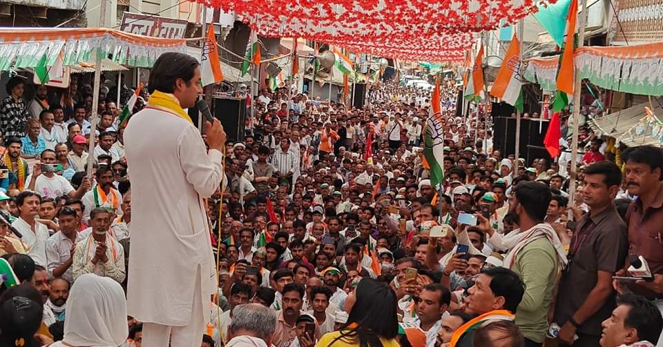 JAIVARDHAN CASTS VOTE FOR DIGVIJAY