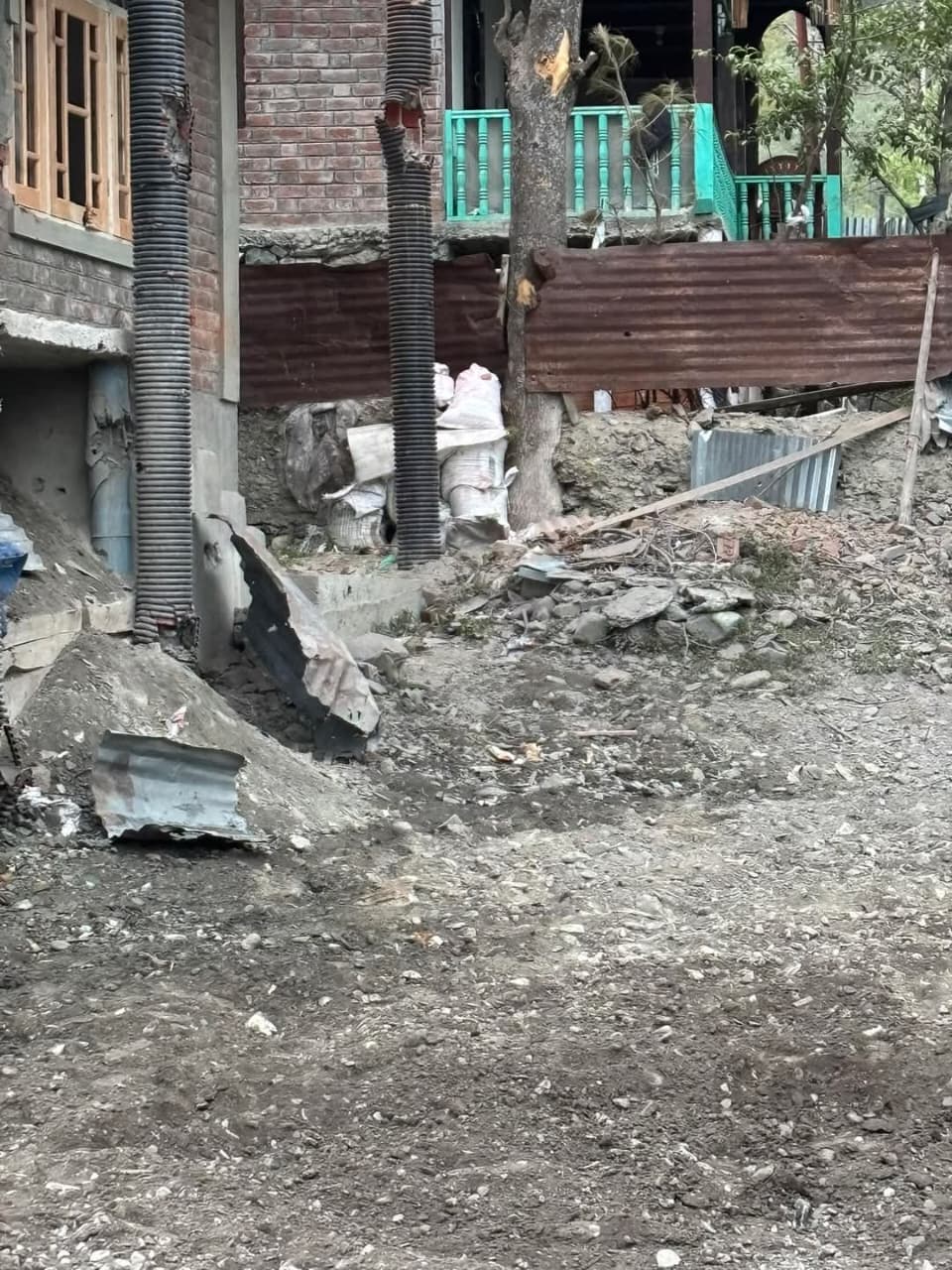 पाकिस्तान की गोलाबारी से जम्मू-कश्मीर के सीमावर्ती गांवों में क्षतिग्रस्त हुए घर