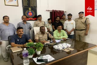 पुलिस की गिरफ्त में रेल टिकटों के दलाल.