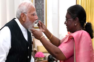 Draupadi Murmu served sweets to Narendra Modi at Rashtrapati Bhavan.