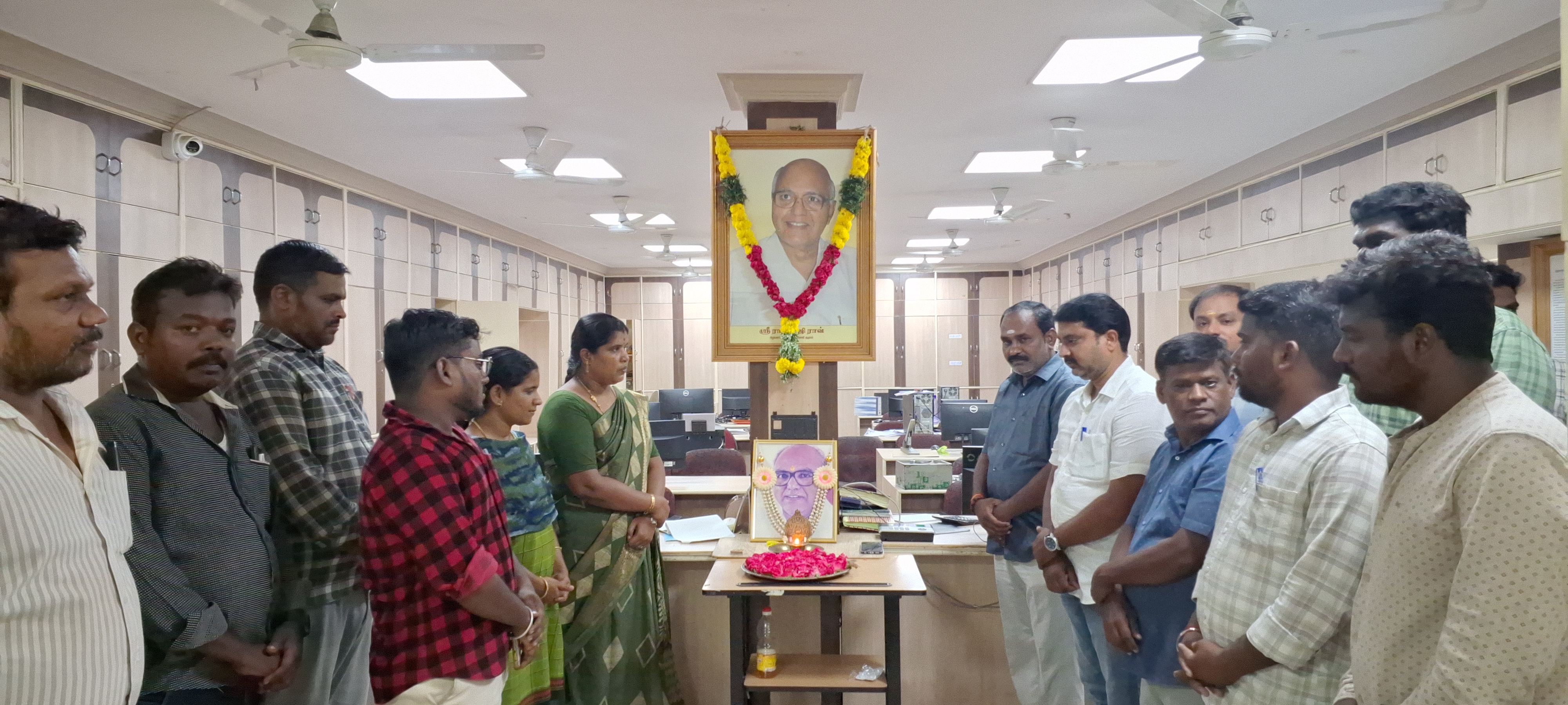 மதுரை மார்கதர்சி சிட் பண்ட் அலுவலகத்தில் ஊழியர்கள் ராமோஜி ராவ் படத்துக்கு மலர் தூவி மரியாதை செலுத்தினர்