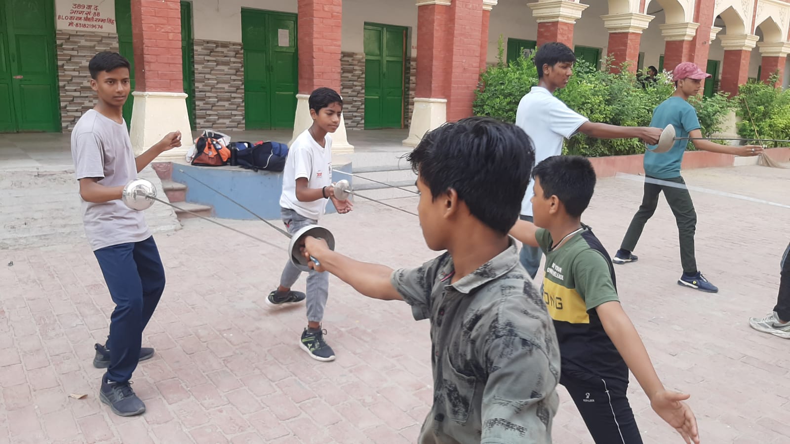 छात्र सीख रहे तलवारबाजी के गुर.