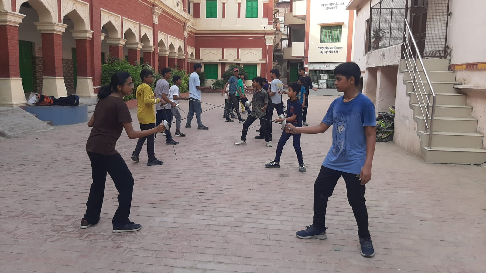 छात्र सीख रहे तलवारबाजी के गुर.