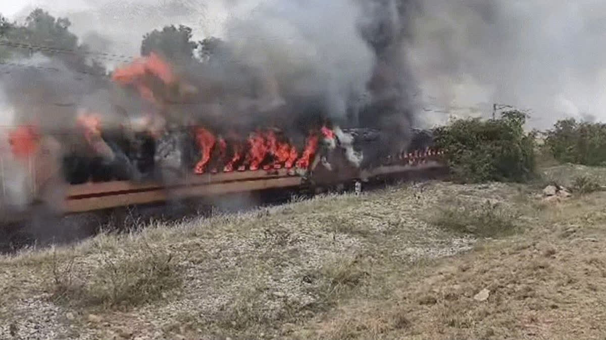 FIRE ACCIDENT IN FALAKNUMA EXPRESS IN YADADRI DISTRICT TELANGANA TRAIN FIRE ACCIDENT