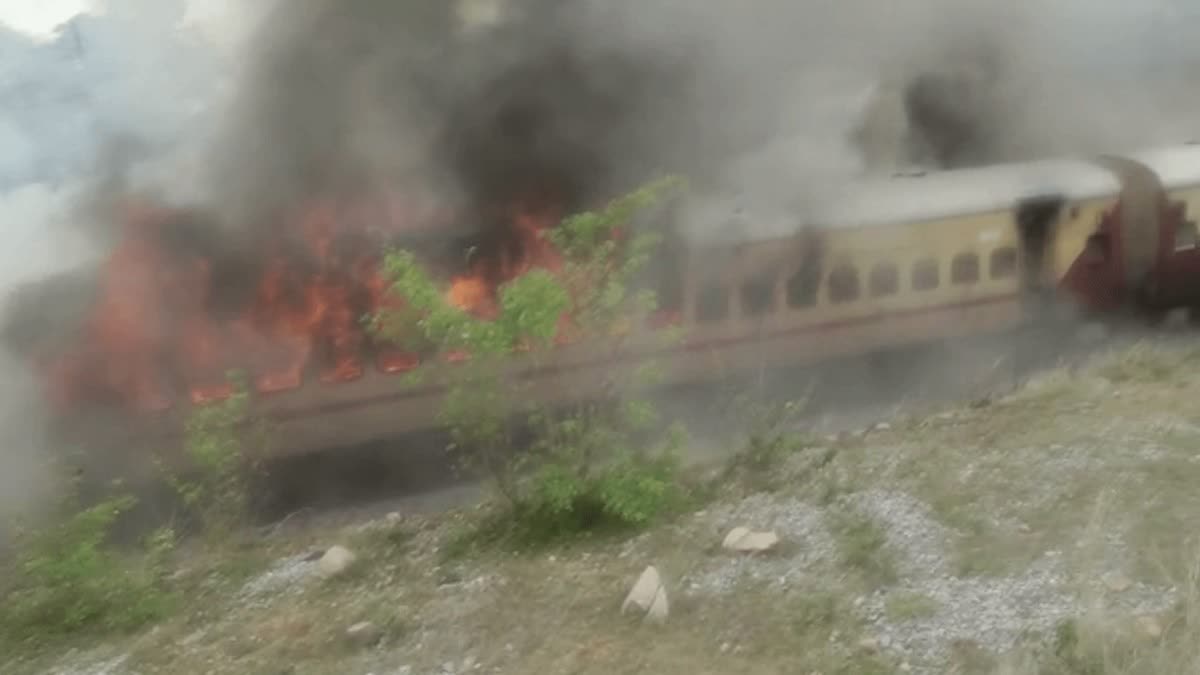 Telangana Train Fire : તેલંગાણામાં ફલકનુમા એક્સપ્રેસના 4 ડબ્બાઓમાં લાગી આગ