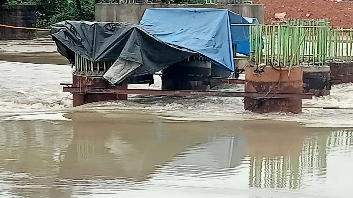 the piller sply  Bridge  Pillars of Vadakara Murad Bridge were tilted  Vadakara Murad Bridge  വടകര മൂരാട് പാലത്തിൻ്റെ തൂണുകൾ ചരിഞ്ഞു  അശാസ്‌ത്രീയ നിര്‍മാണമെന്ന് നാട്ടുകാര്‍  ടകര മൂരാട് പാലം  ദേശീയ പാതയിൽ നിർമാണം  നിർമാണ കമ്പനി  വടകര മൂരാട് പാലം  kerala news updates  latest news in kozhikode