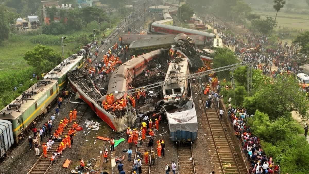 balasore  Three Railway employees arrested  Odisha train tragedy  Train accident  ഒഡിഷ ട്രെയിന്‍ ദുരന്തം  മൂന്ന് റയില്‍വേ ജീവനക്കാര്‍ അറസ്റ്റില്‍  ജൂനിയര്‍ സെക്ഷന്‍ എഞ്ചിനീയര്‍