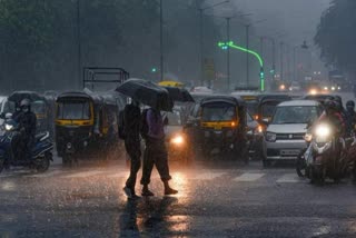 weather update  kerala weather update  rain  rain update  heavy rain in kerala  kerala rain  സംസ്ഥാനത്ത് മഴ തുടരുന്നു  മഴ  കേരളത്തിൽ മഴ  സംസ്ഥാനത്ത് മഴ  ഇന്ന് അവധി  സ്‌കൂളുകൾക്ക് അവധിയുള്ള ജില്ലകൾ  ഇന്ന് അവധിയുള്ള ജില്ലകൾ  വിദ്യാഭ്യാസ സ്ഥാപനങ്ങള്‍ക്ക് ഇന്ന് അവധിയുള്ള ജില്ല  മഴ മുന്നറിയിപ്പ്  കേന്ദ്ര കാലാവസ്ഥ വകുപ്പ്  പൊന്നാനി