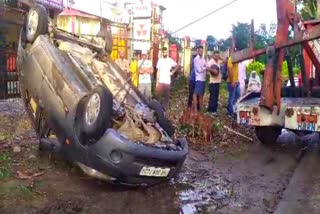 Car overturned on road in Nadaun.