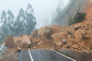 munnar  gap road landslide  gap road  landslide  idukki  rain in idukki  idukki  മൂന്നാര്‍  ഗ്യാപ് റോഡിൽ മണ്ണിടിച്ചില്‍  കൊച്ചി ധനുഷ്കോടി ദേശീയ പാത  ഗതാഗതത്തിന് തടസം  മൂന്നാർ ഗ്യാപ് റോഡിൽ  മണ്ണിടിച്ചിൽ  ഇടുക്കി ഏറ്റവും പുതിയ വാര്‍ത്ത