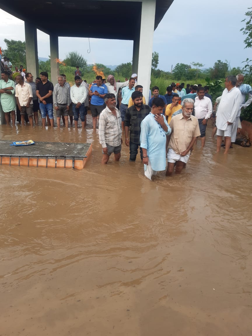 Flood came during funeral in Una