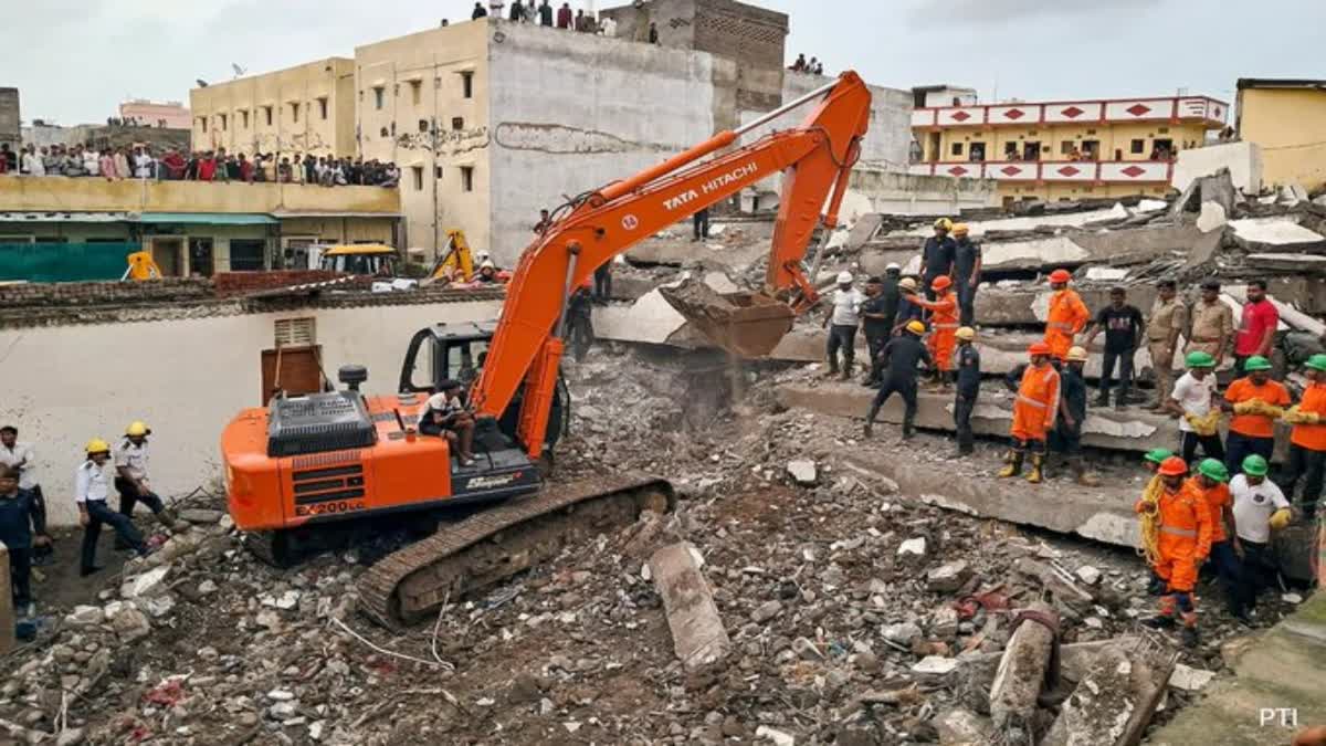 Building Collapse in Surat  Surat Building Accident  സൂറത്തില്‍ കെട്ടിടം തകര്‍ന്നു  ഗുജറാത്ത് സൂറത്ത്