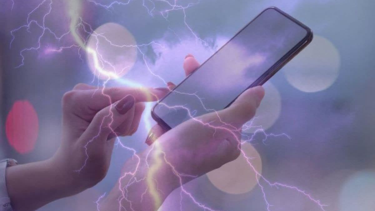 how using mobile phone in rain can kill what are reasons prevention