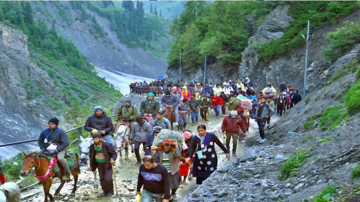 The Amarnath yatra resumed today a day after being suspended due to inclement weather. More than 6000 yatris left from Jammu towards Kashmir on the tenth day today to perform the Amarnath yatra at the holy cave in South Kashmir's picturesque Pahalgam.