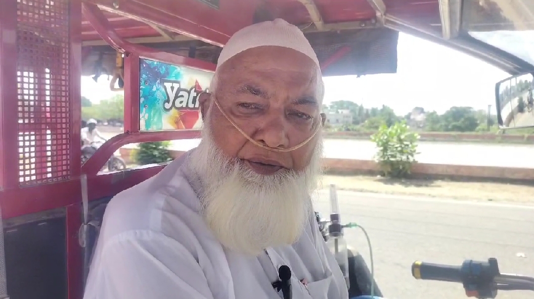 Gul Mohsin Running E Rickshaw