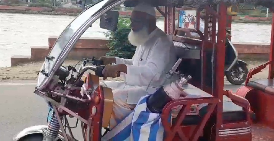 Gul Mohsin Running E Rickshaw