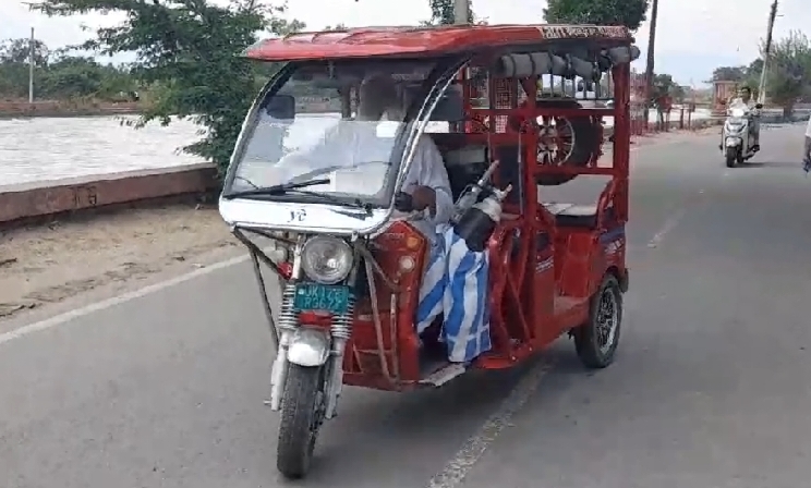 Gul Mohsin Running E Rickshaw