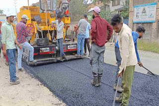 پلوامہ میں سڑکوں پر تارکول بچھانے کا کام جاری