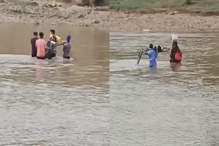 KATNI VILLAGERS CROSS SWOLLEN RIVER