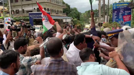 YOUTH CONGRESS MARCH IN KOZHIKODE  വൈദ്യുതി വിച്ഛേദിച്ച സംഭവം  യൂത്ത് കോൺഗ്രസ് മാര്‍ച്ച്  തിരുവമ്പാടി കെഎസ്ഇബി