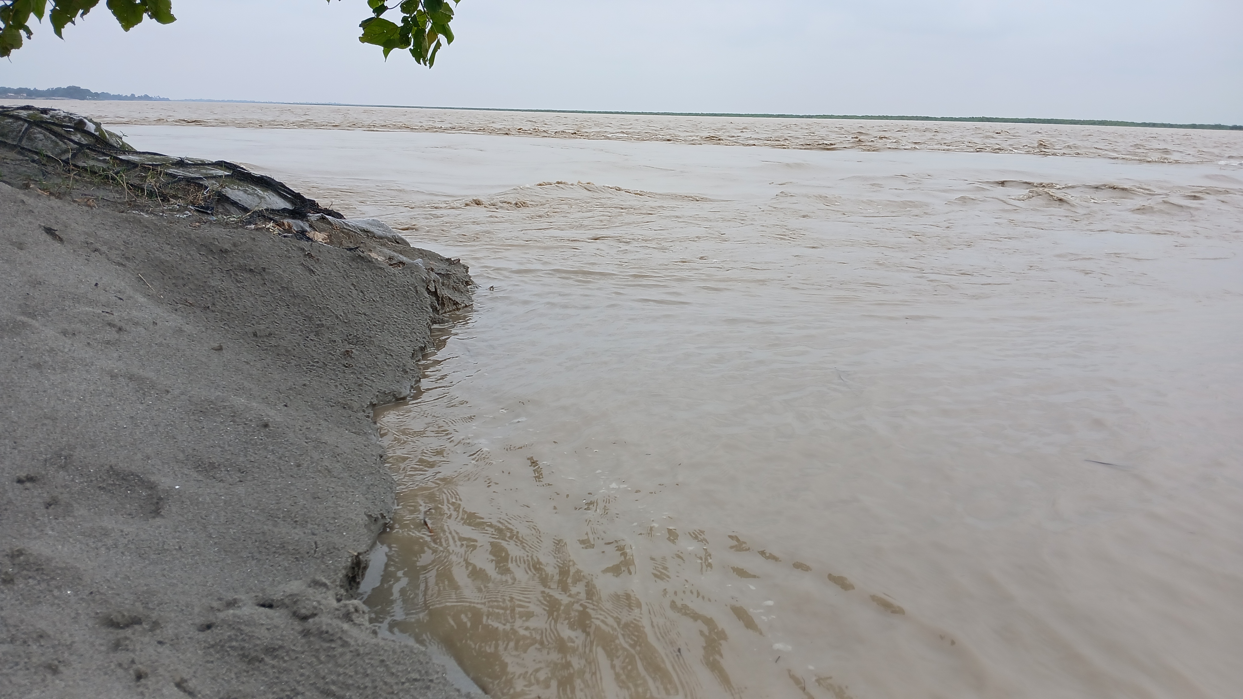 गंडक का जलस्तर बढ़ रहा.