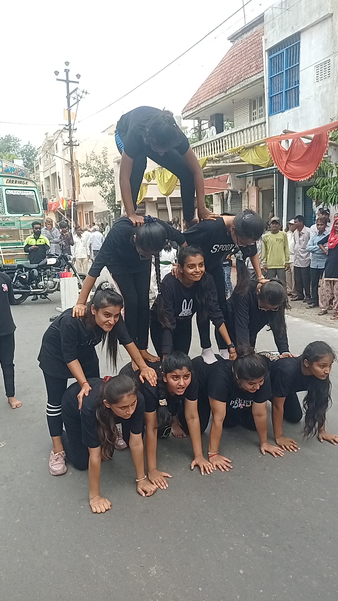 રથયાત્રામાં કરતબ કરતી બાળકીઓ