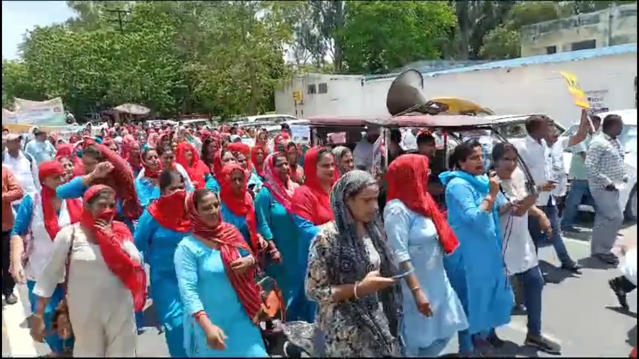 Thousands of NHM employees in Haryana surrounded CM residence in Karnal know what was the demand