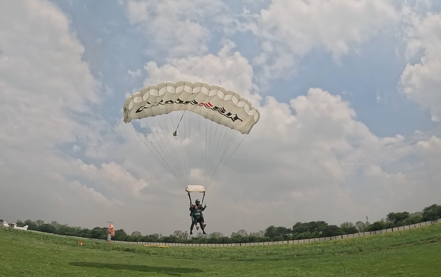 80 year old grandmother jumped from the sky in Narnaul Mahendragarh Haryana did sky diving from 10 thousand feet