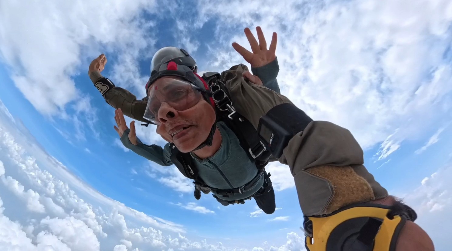 80 year old grandmother jumped from the sky in Narnaul Mahendragarh Haryana did sky diving from 10 thousand feet