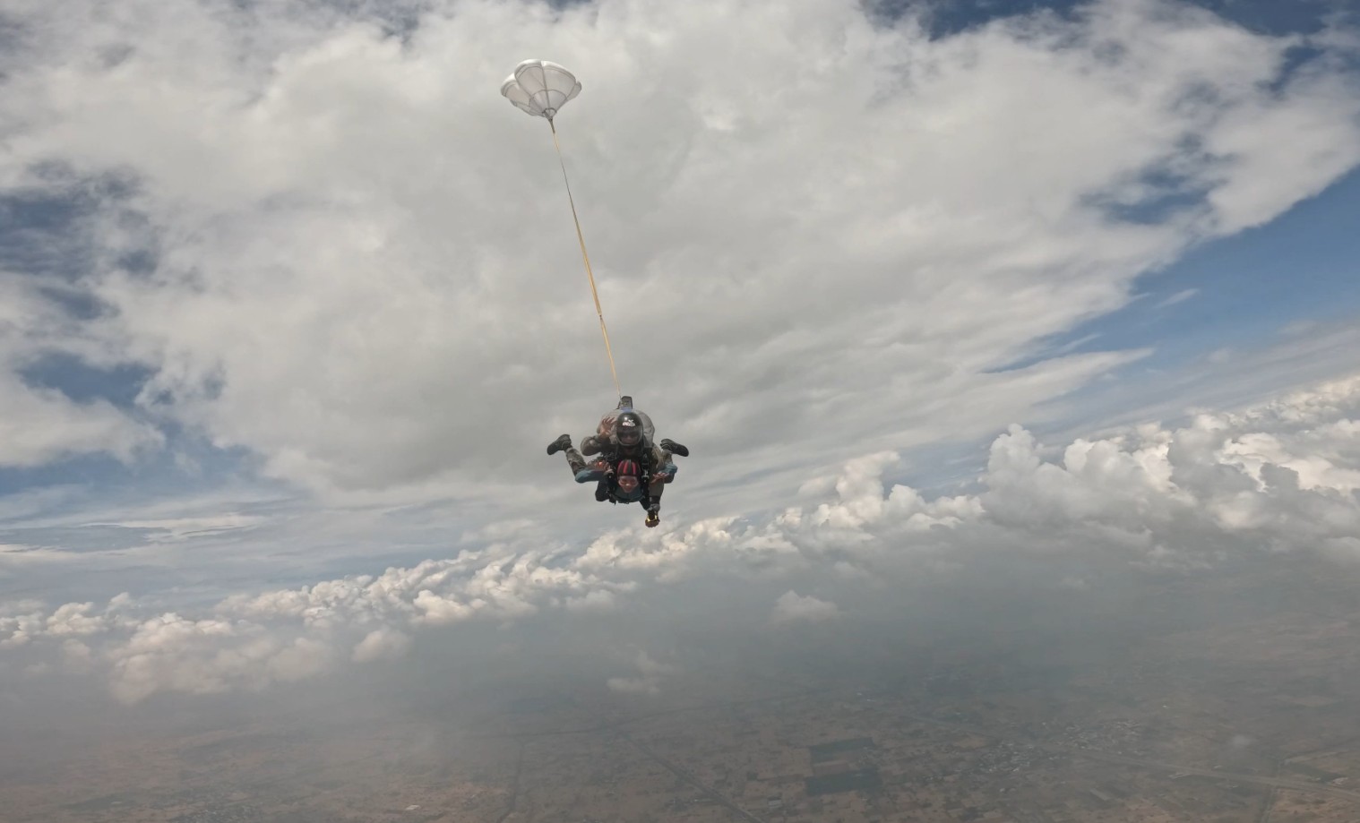 80 year old grandmother jumped from the sky in Narnaul Mahendragarh Haryana did sky diving from 10 thousand feet