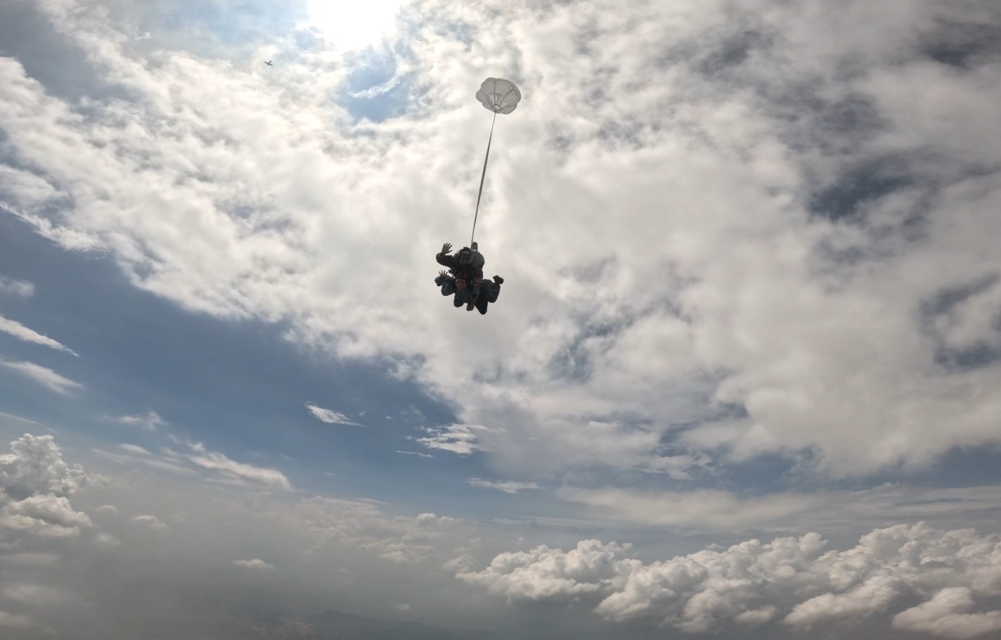 80 year old grandmother jumped from the sky in Narnaul Mahendragarh Haryana did sky diving from 10 thousand feet