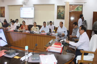 प्रशिक्षण के दौरान मुख्य निर्वाचन अधिकारी नवदीप रिणवा व अन्य अधिकारी
