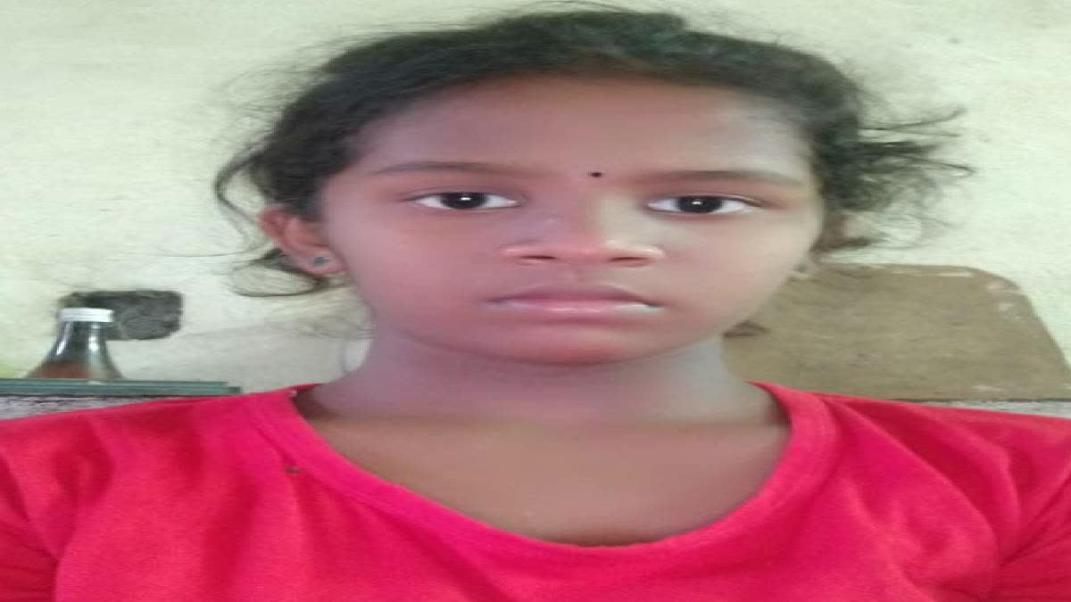 Andhra Pradesh girl who saves herself by dialing 100