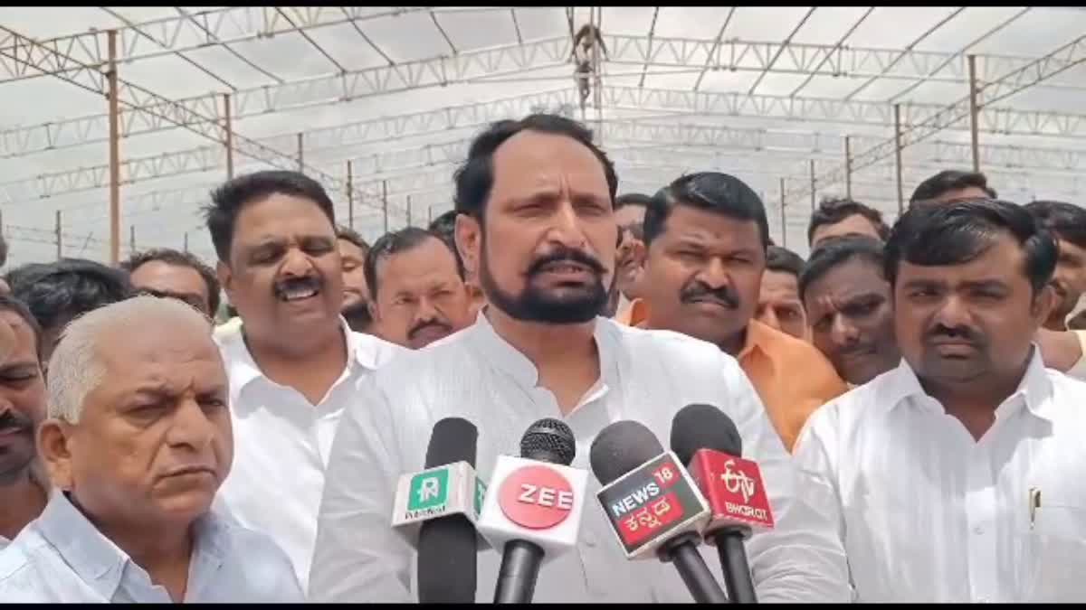 mla-laxman-savadi-slams-former-cm-hd-kumarswamy