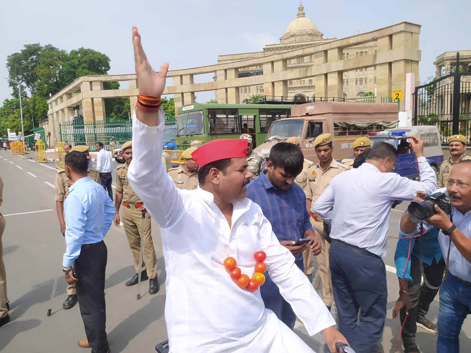 टमाटर की माला पहनकर विधानसभा पहुंचे सपा एमएलसी