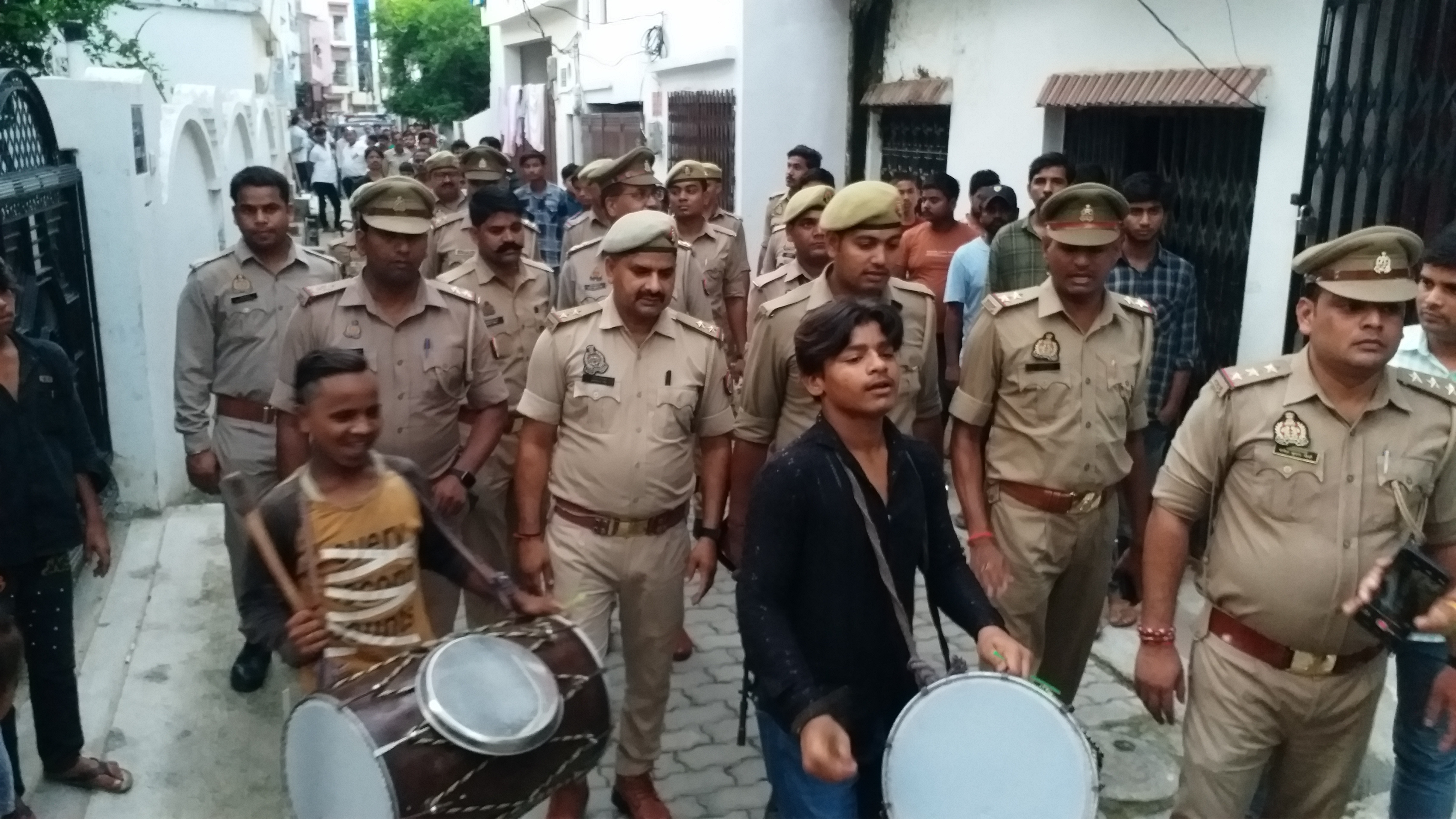 पुलिस ने ढोल-नगाड़े बजवाकर कराई मुनादी.