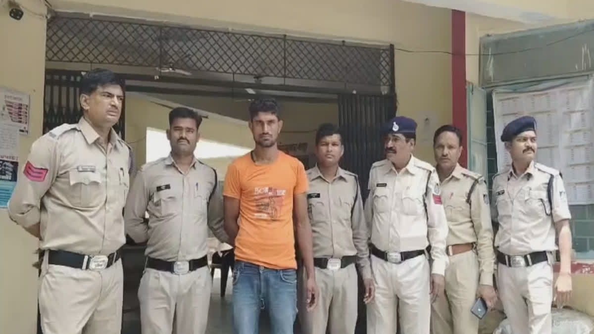 DEWAS POLICE ARRESTED DRUNKEN MAN