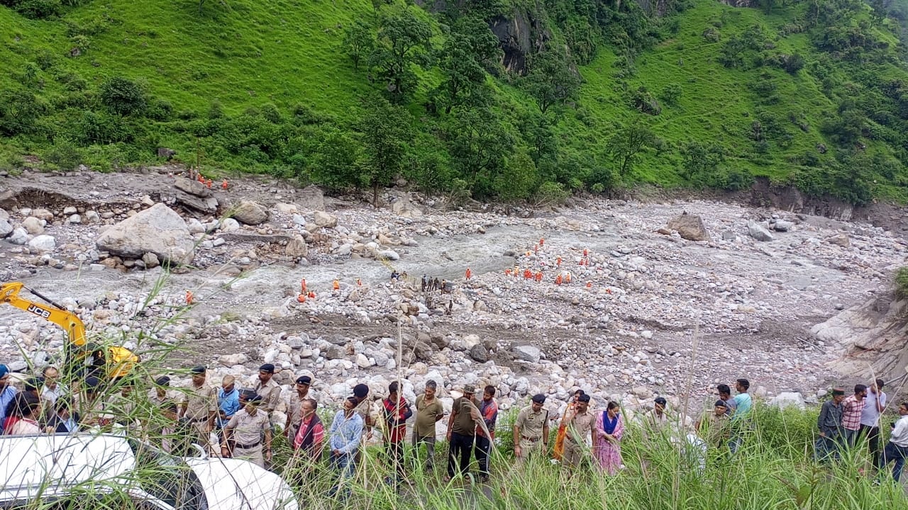 बादल फटने के बाद सैलाब में बह गया समेज गांव