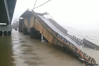 Bridge collapse on Kali river in Karnataka truck driver saves his life