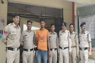 DEWAS POLICE ARRESTED DRUNKEN MAN