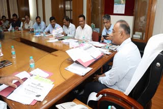 MINISTER DINESH GUNDU RAO MEETING WITH DRUG CONTROL OFFICER