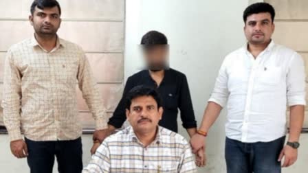 यूनिवर्सिटी के 120 करोड़ रुपए ट्रांसफर करवाने वाला मास्टरमाइंड अनुराग श्रीवास्तव गिरफ्तार कर लिया गया है.